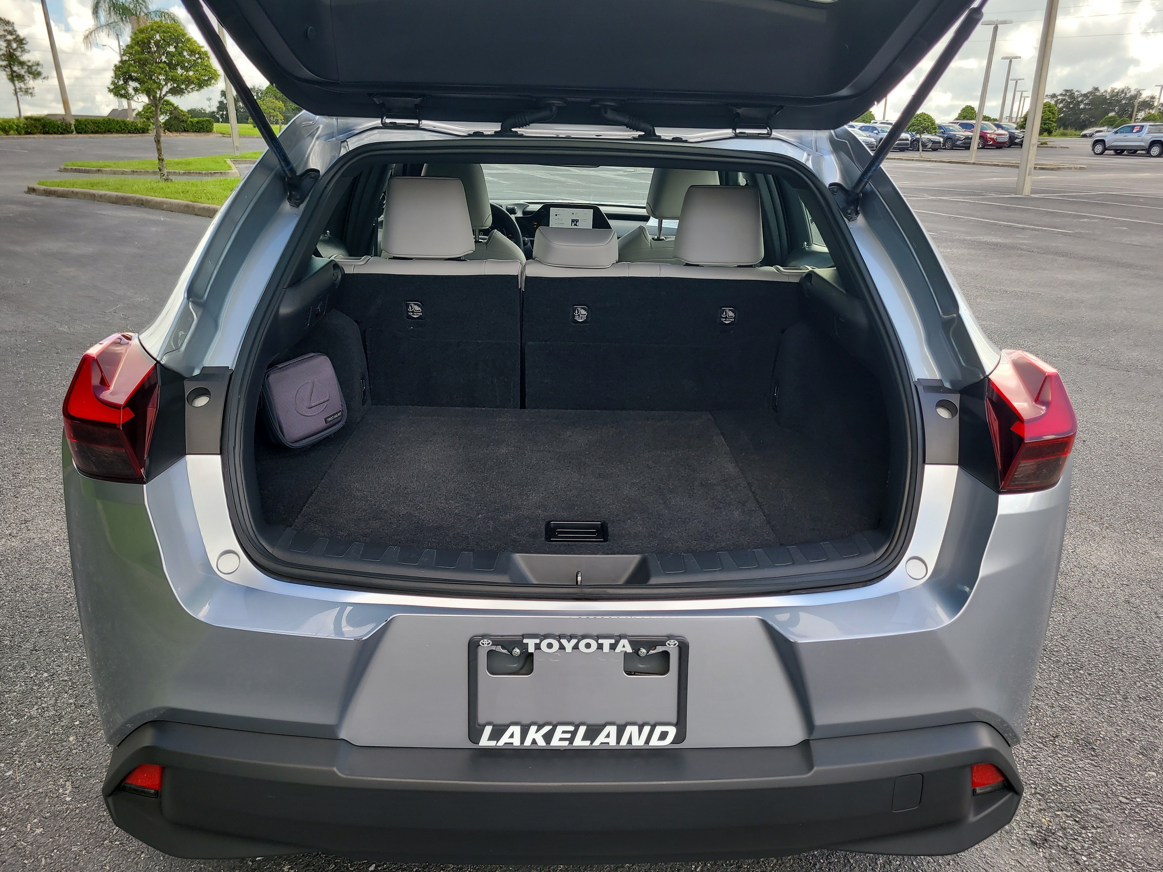 Used 2025 Lexus UX 300h FWD w/ Accessory Package (Z1) image 11