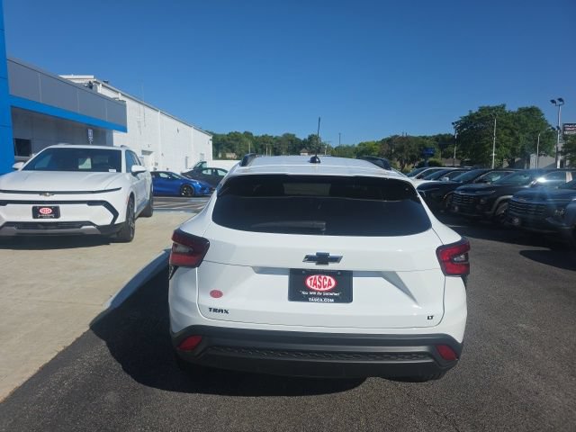 New 2026 Chevrolet Trax LT w/ Midnight Edition FWD image 3