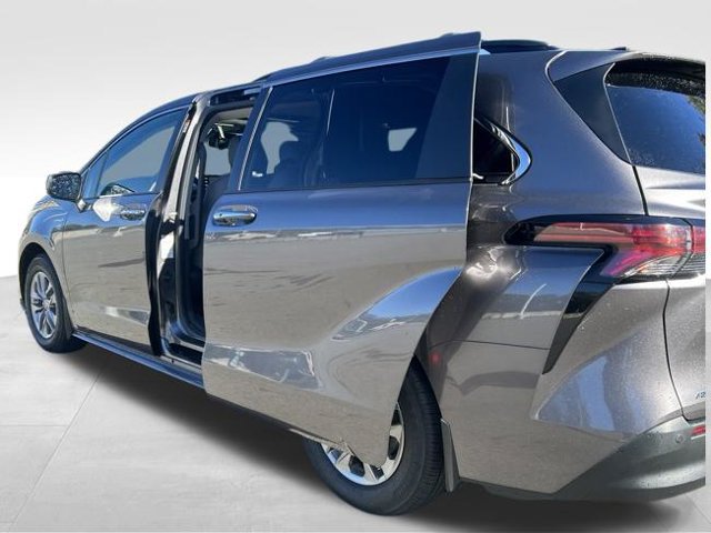 Used 2022 Toyota Sienna XLE AWD/4WD image 35