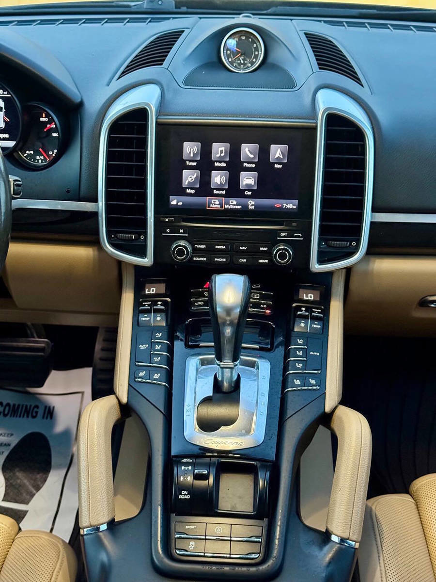 Used 2018 Porsche Cayenne w/ Premium Package AWD/4WD image 16