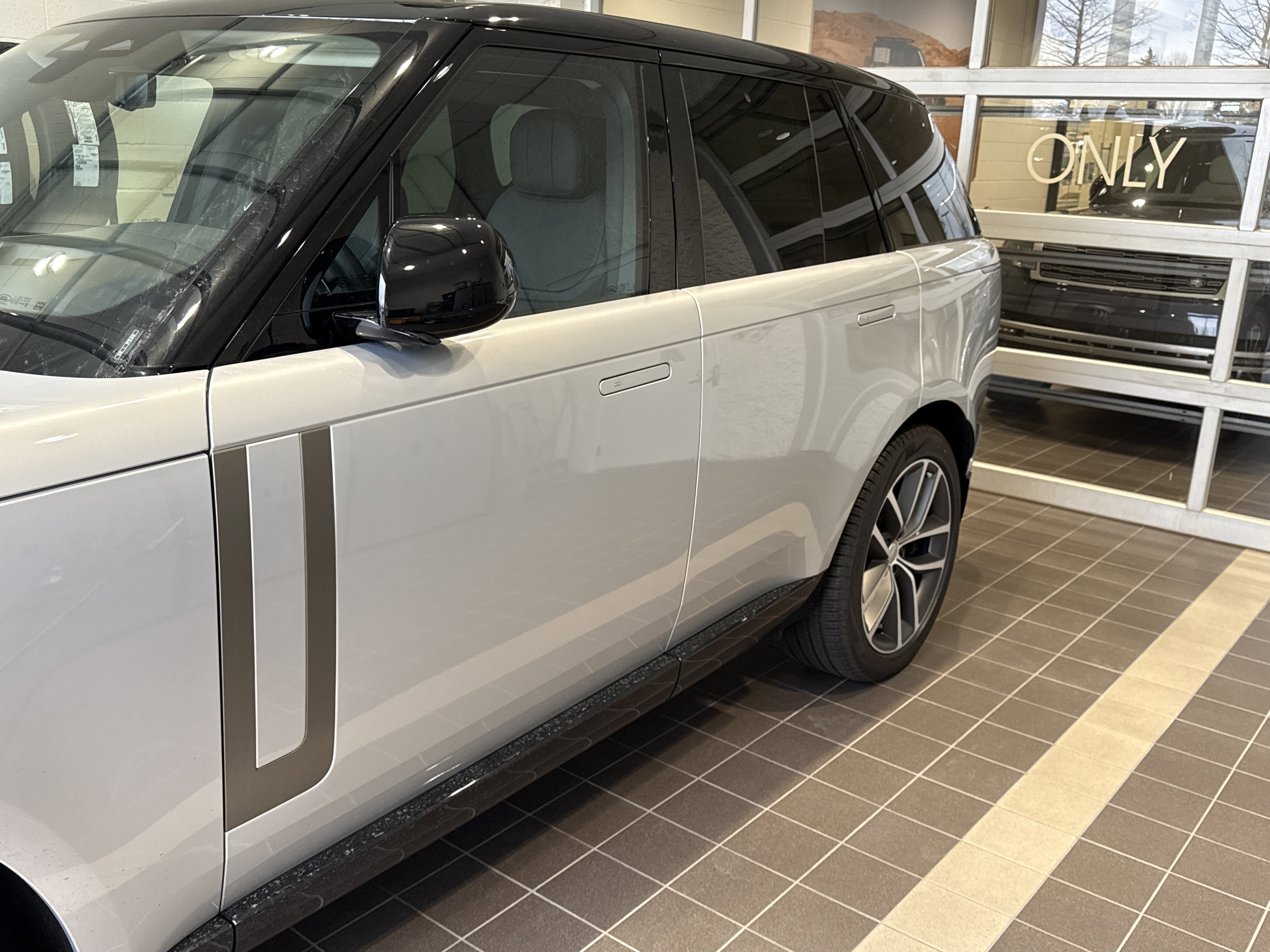 New 2025 Land Rover Range Rover SE image 3