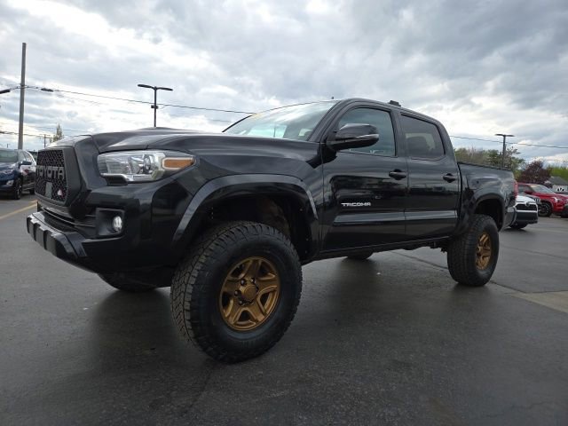 Used 2019 Toyota Tacoma TRD Sport w/ TRD Premium Sport Package AWD/4WD image 3