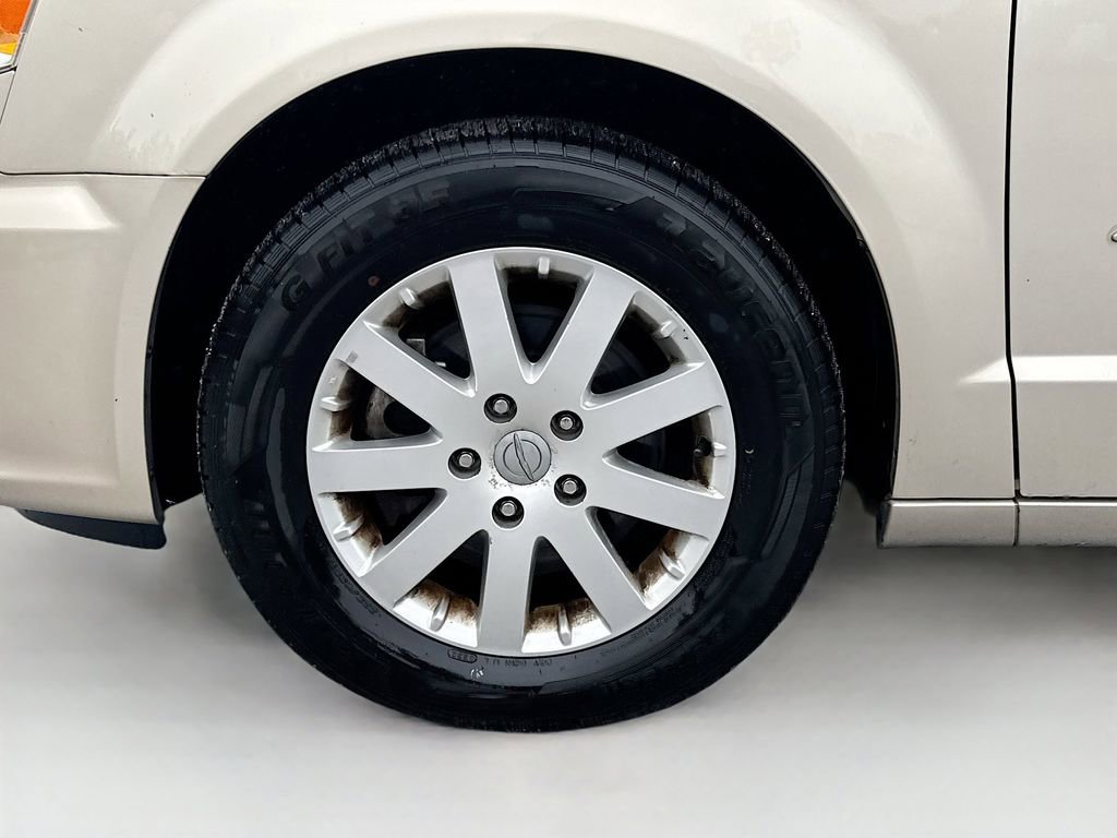 Used 2014 Chrysler Town & Country Touring FWD image 25