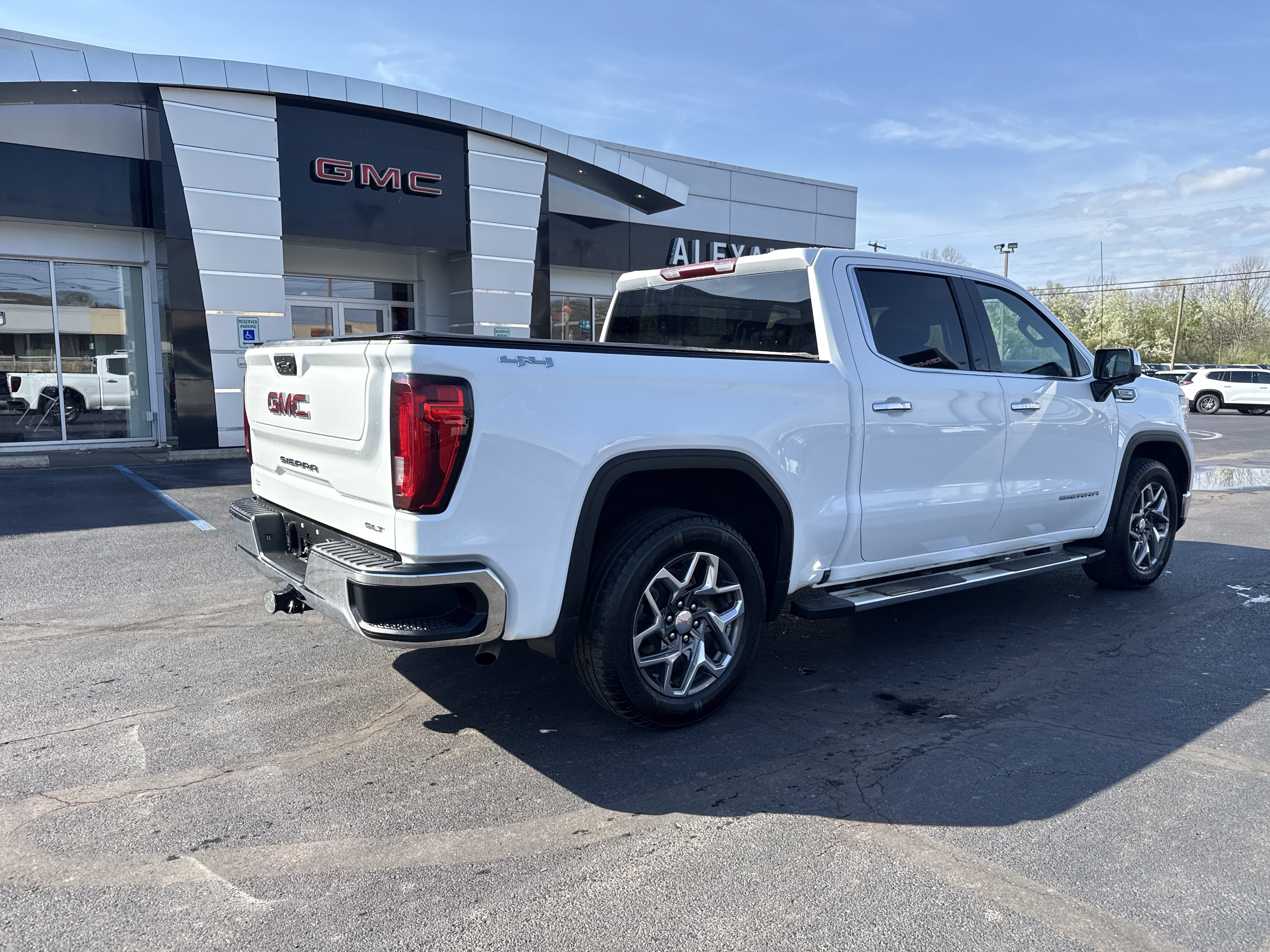 Used 2023 GMC Sierra 1500 SLT w/ SLT Premium Package AWD/4WD image 3