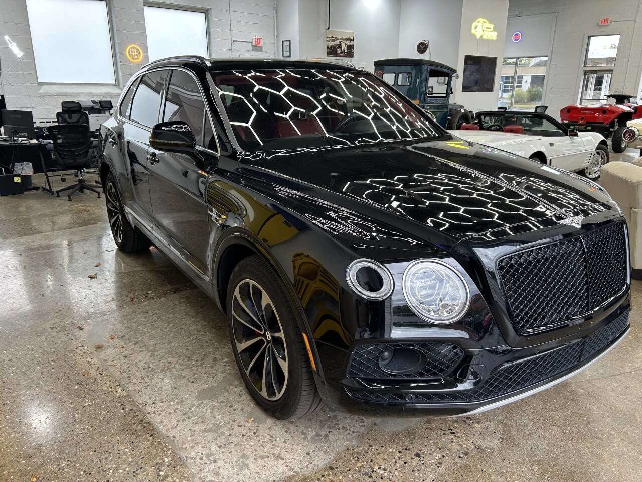 Used 2019 Bentley Bentayga image 1