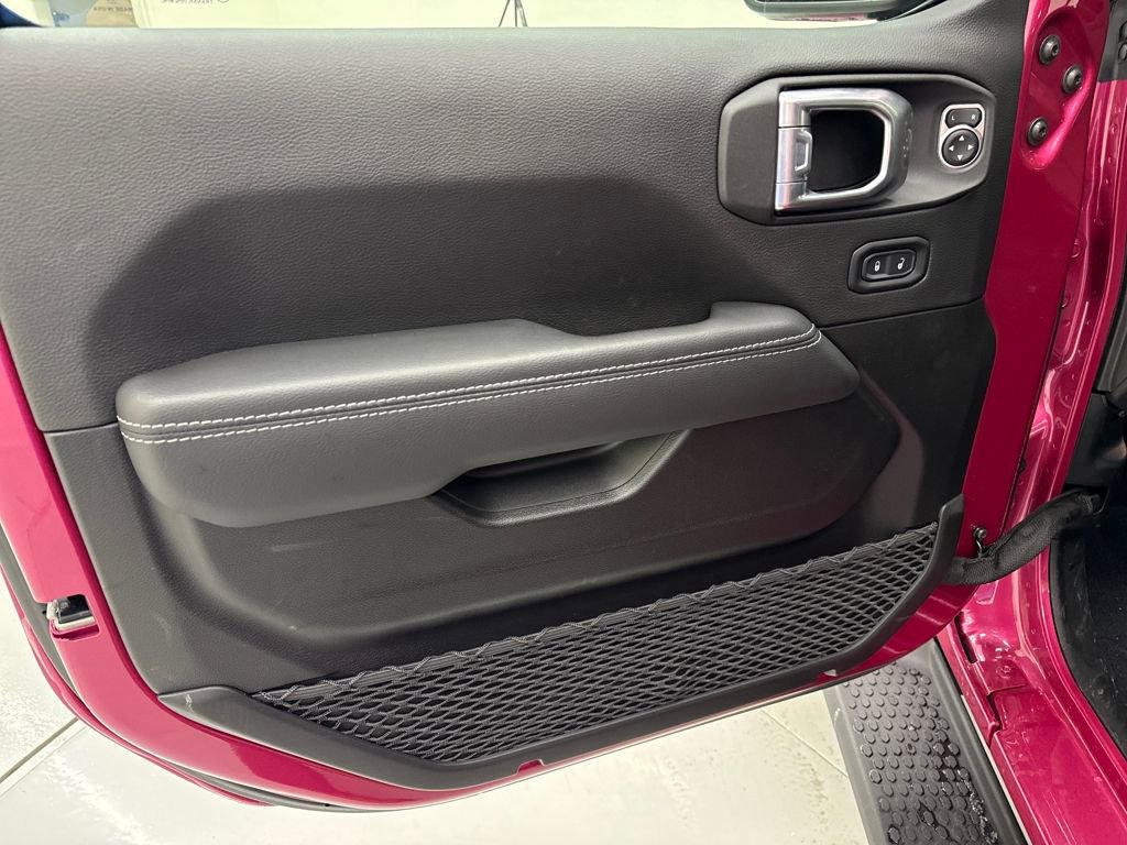 Used 2022 Jeep Wrangler Unlimited Sahara w/ Cold Weather Group image 11