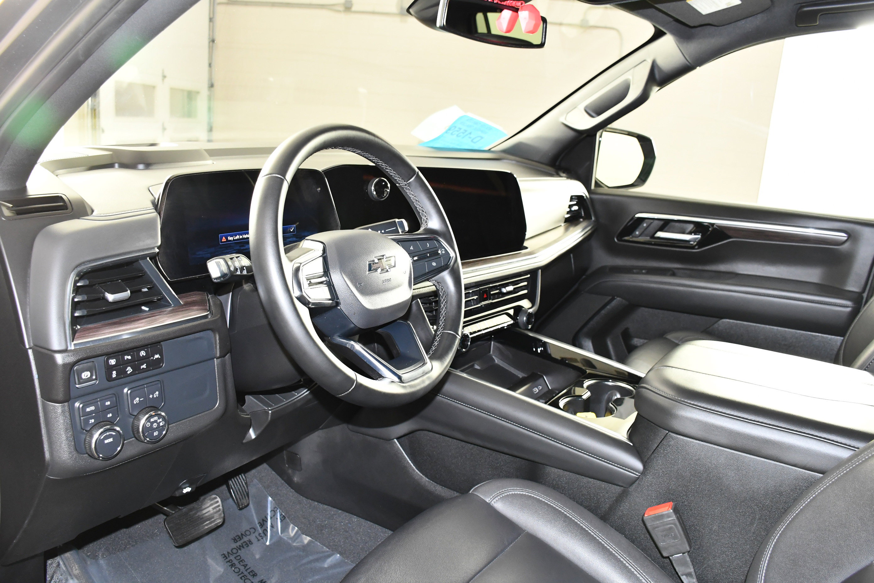 Used 2025 Chevrolet Suburban Z71 image 2