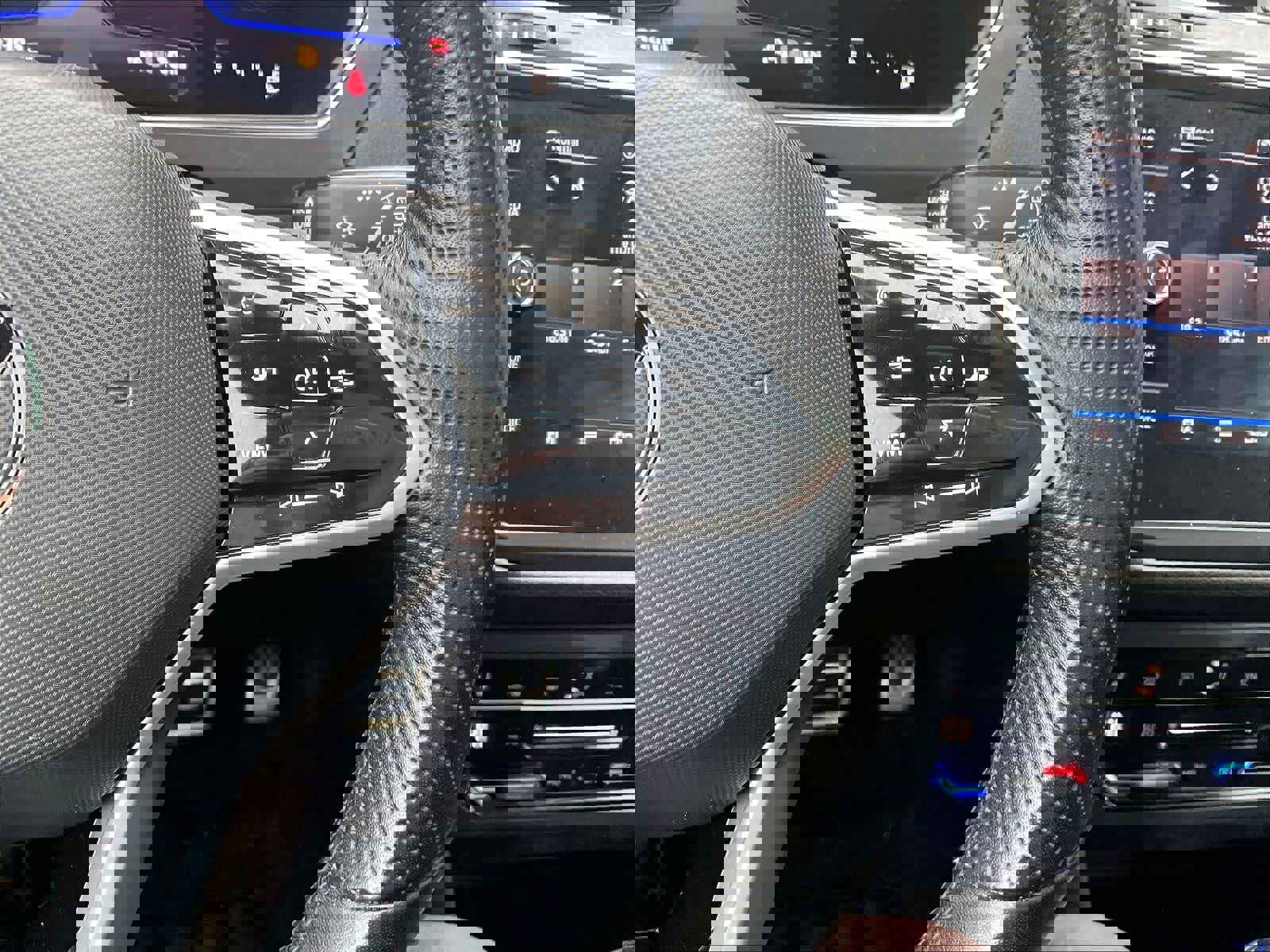 Used 2022 Volkswagen Tiguan SE R-Line image 25