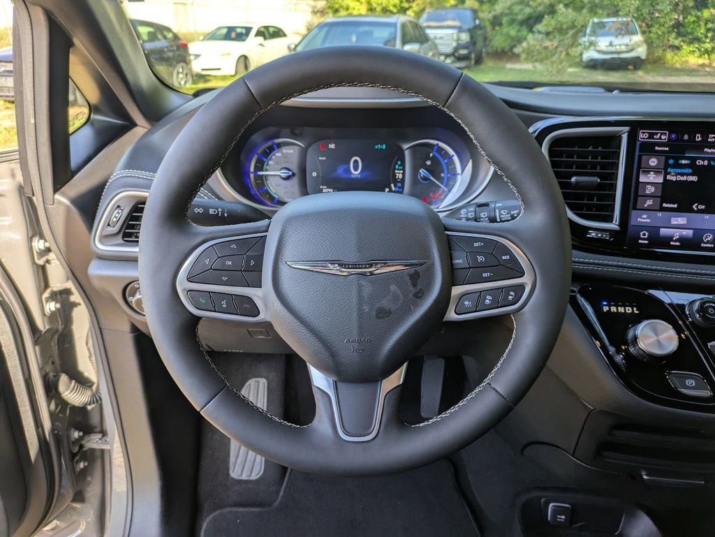 Used 2025 Chrysler Pacifica Select image 18