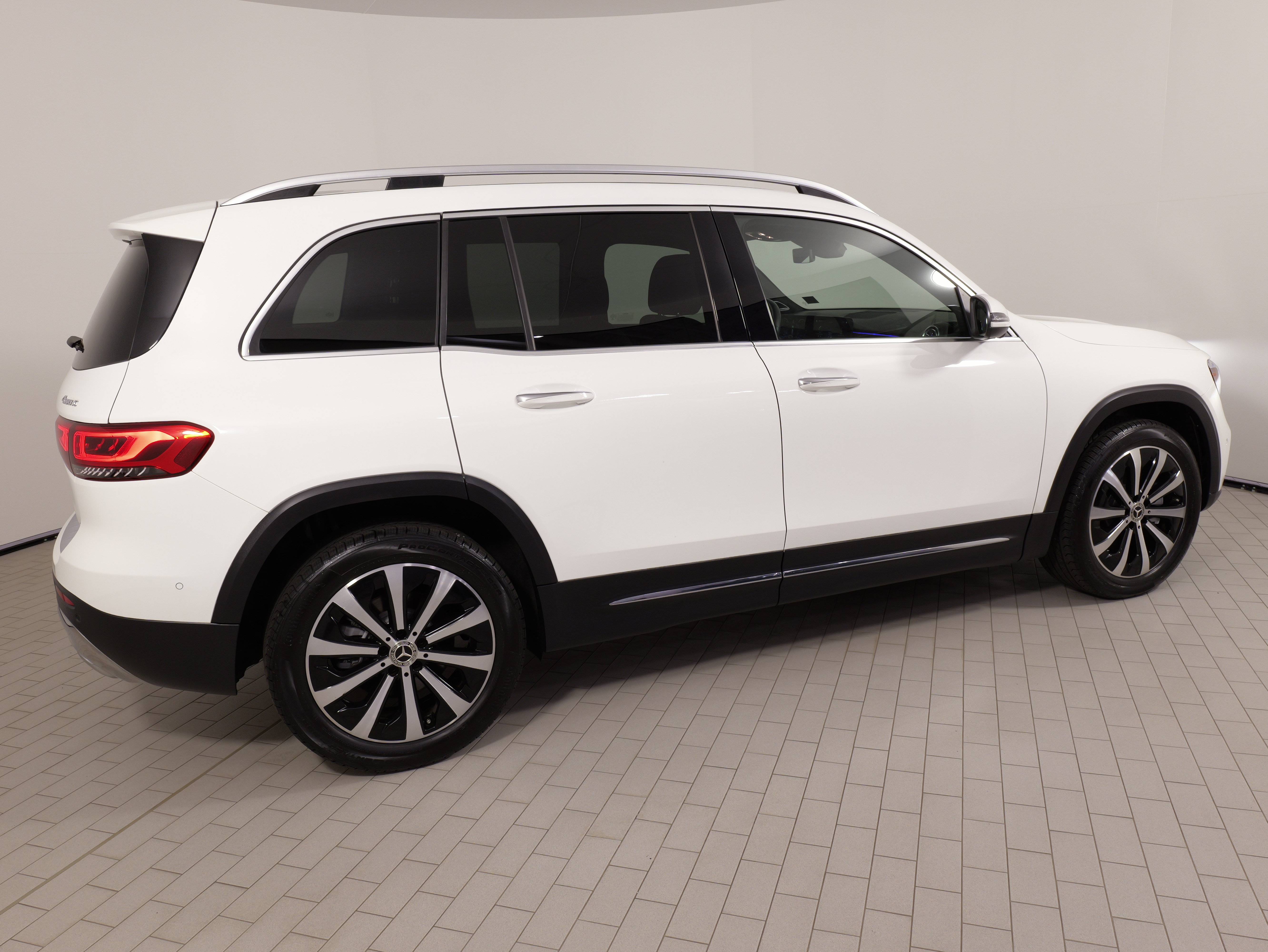 Used 2022 Mercedes-Benz GLB 250 4MATIC image 9