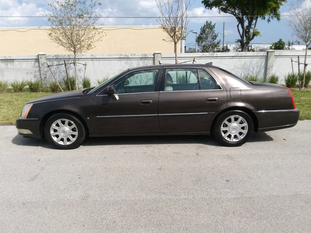Used 2009 Cadillac DTS image 1