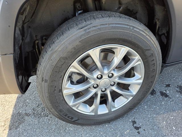 Used 2020 Jeep Cherokee Latitude Plus w/ Comfort/Convenience Group AWD/4WD image 26