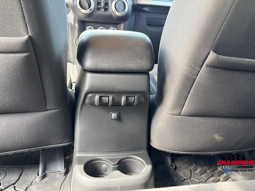 Used 2018 Jeep Wrangler Unlimited Sahara w/ Connectivity Group AWD/4WD image 24