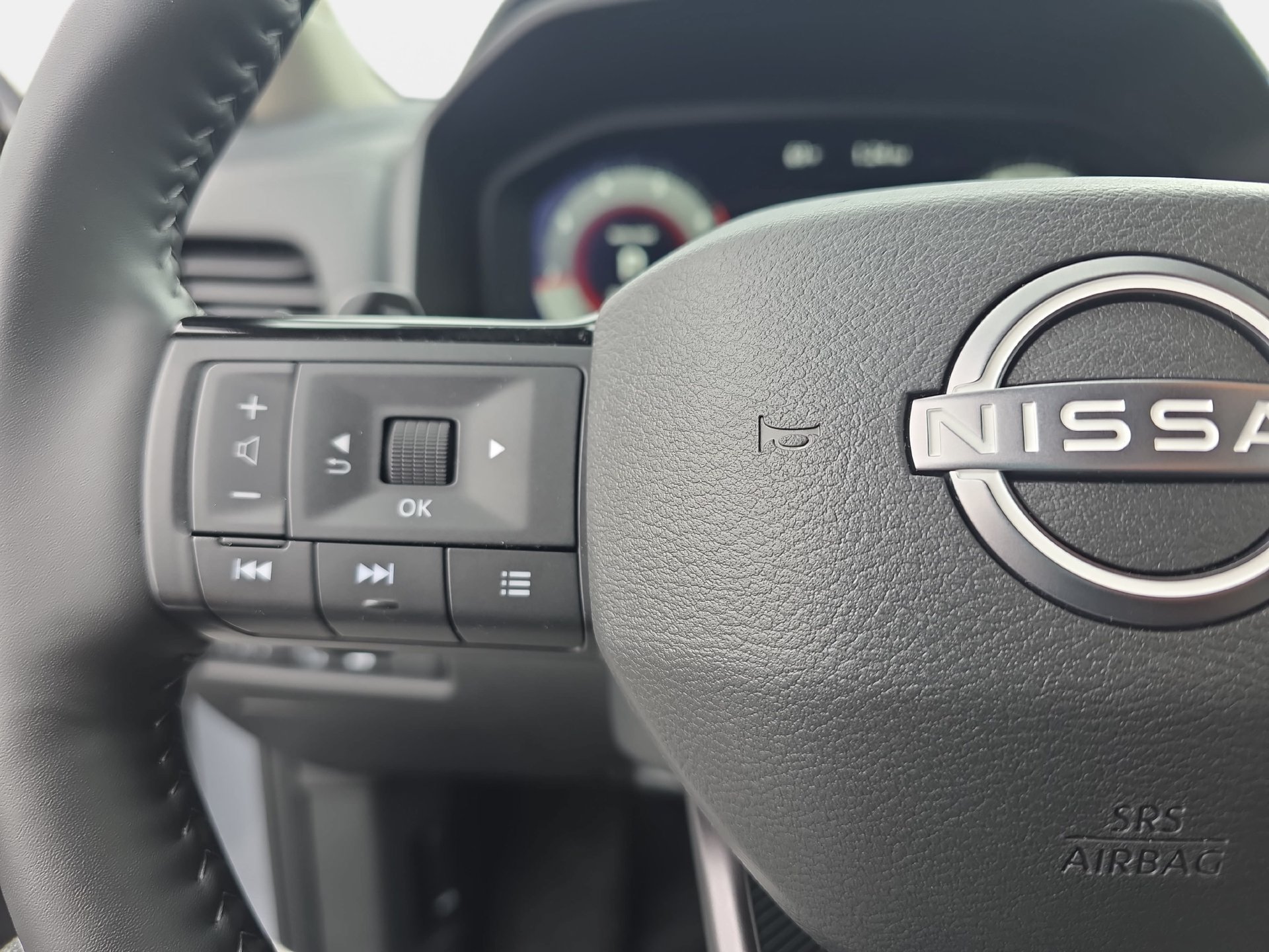 Used 2025 Nissan Rogue Platinum FWD image 17
