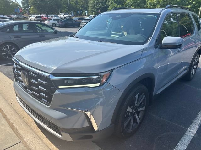 Used 2025 Honda Pilot Touring image 1