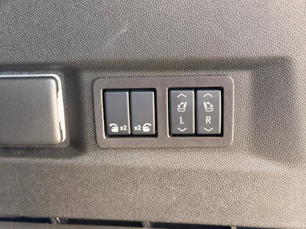 Used 2025 Chevrolet Tahoe High Country AWD/4WD image 20