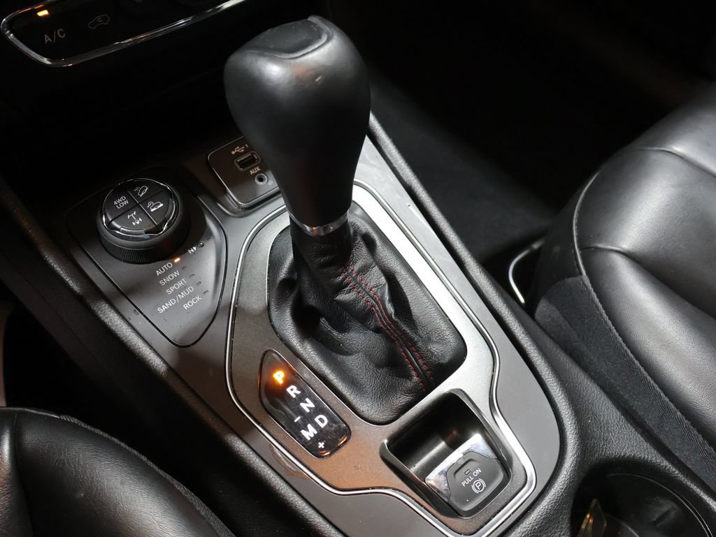 Used 2021 Jeep Cherokee Trailhawk AWD/4WD image 35
