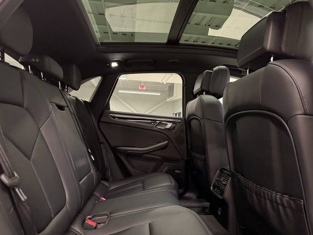Certified 2025 Porsche Macan AWD/4WD image 27