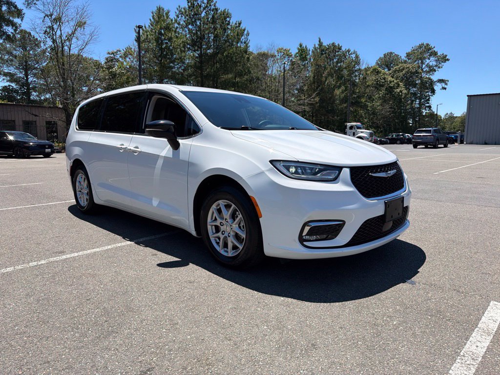 Used 2024 Chrysler Pacifica Touring-L FWD image 6