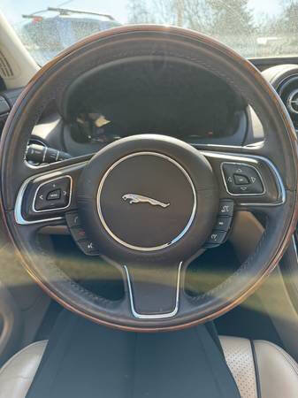 Used 2017 Jaguar XJ R-Sport image 15