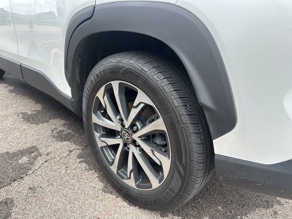 Used 2025 Toyota Corolla Cross XLE w/ Convenience Package image 12