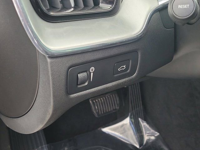 Used 2019 Volvo XC60 T6 Momentum w/ Multimedia Package image 21