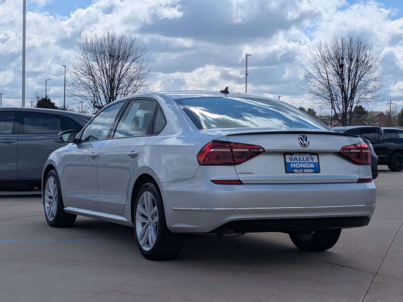 Used 2019 Volkswagen Passat 2.0T Wolfsburg w/ Wheels & Sunroof Package image 8