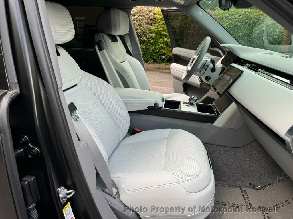 Used 2025 Land Rover Range Rover SV image 23