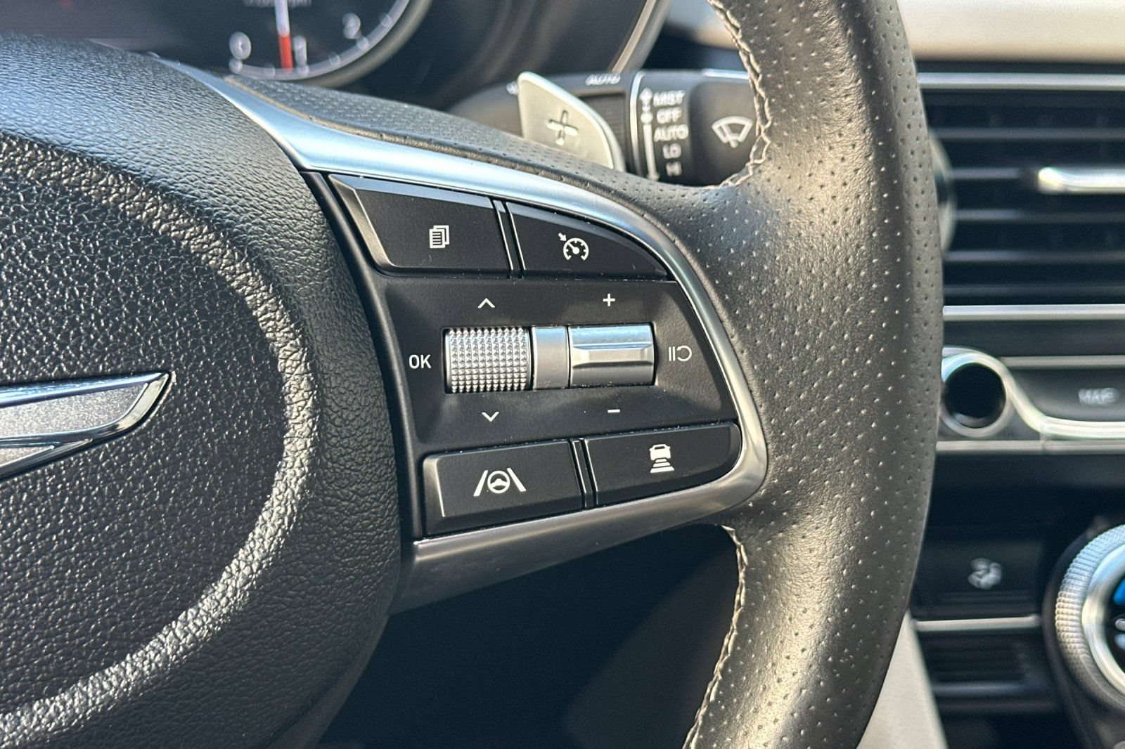 Used 2023 Genesis G70 2.0T w/ Sport Prestige Package RWD image 31