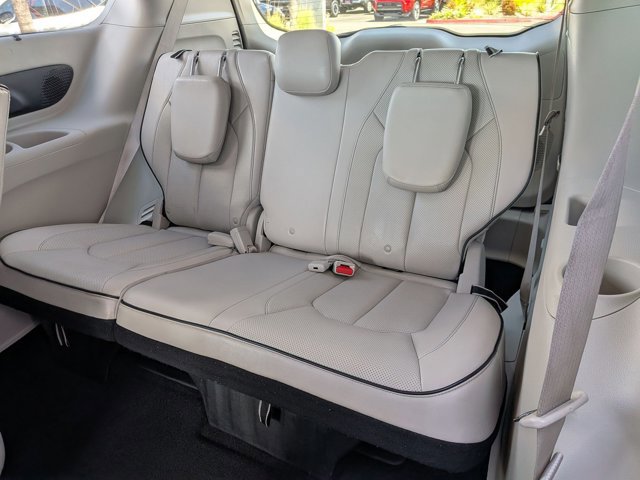 Used 2018 Chrysler Pacifica Limited w/ Advanced Safetytec Group FWD image 19