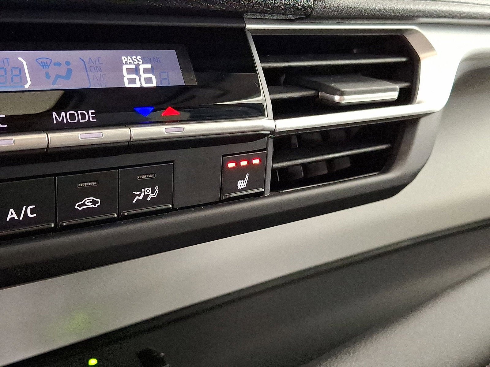 Used 2025 Toyota Sienna XLE AWD/4WD image 19