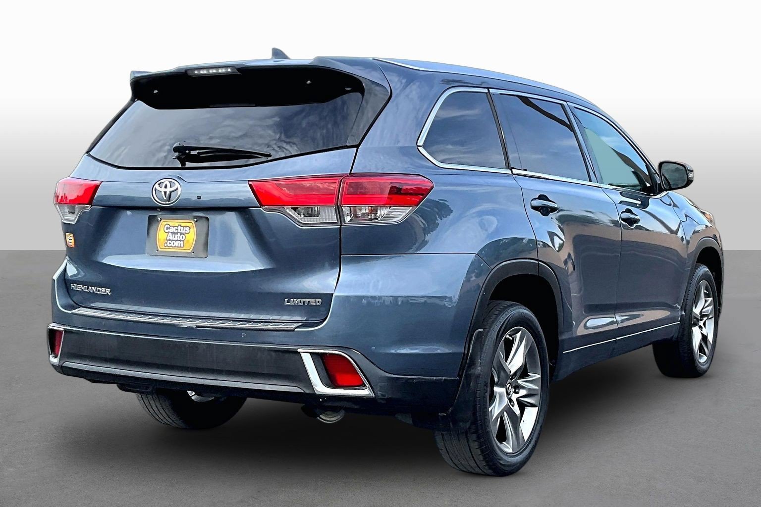 Used 2017 Toyota Highlander Limited w/ Carpet Mat Package FWD image 2