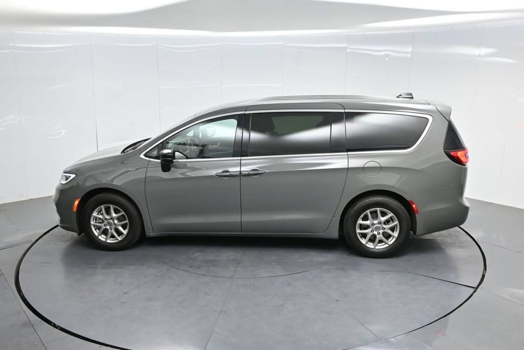 Used 2025 Chrysler Pacifica Select FWD image 64