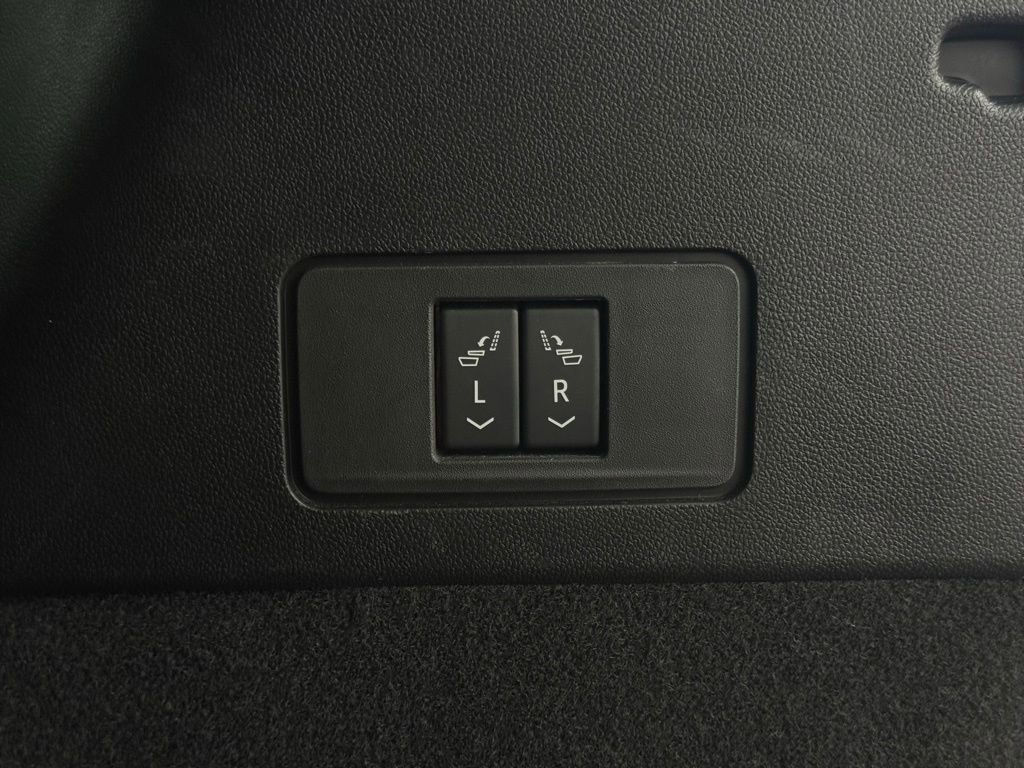 Used 2025 Cadillac XT6 Luxury w/ LPO, Floor Liner Package image 12