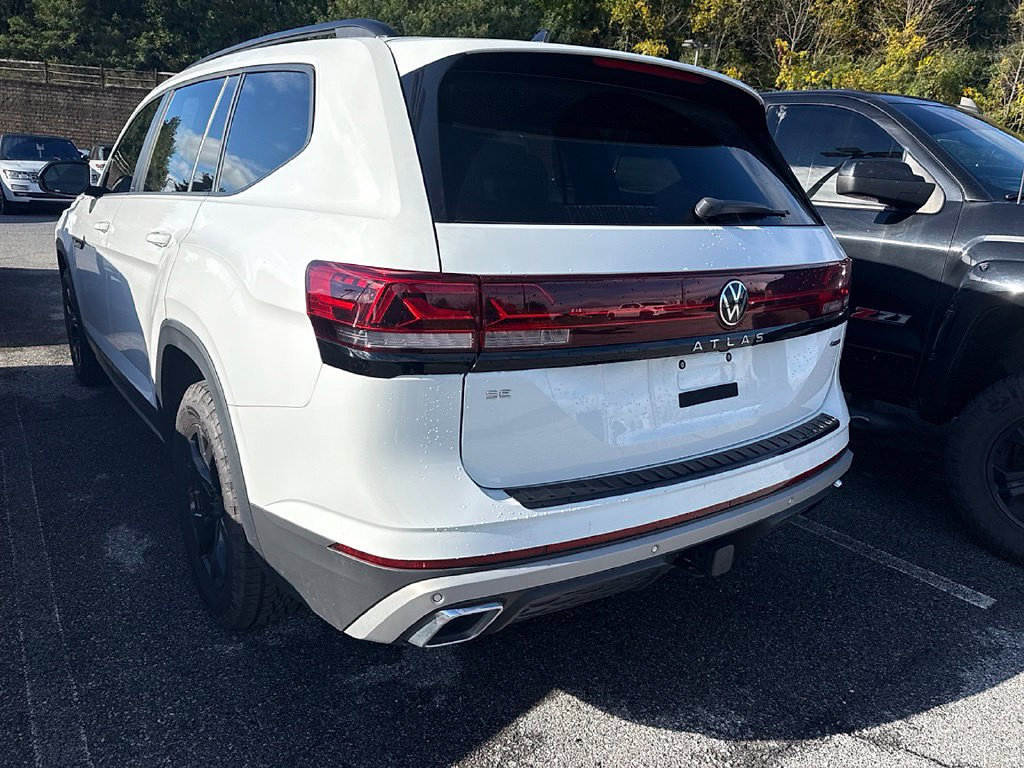 Used 2024 Volkswagen Atlas Peak Edition SE AWD/4WD image 5