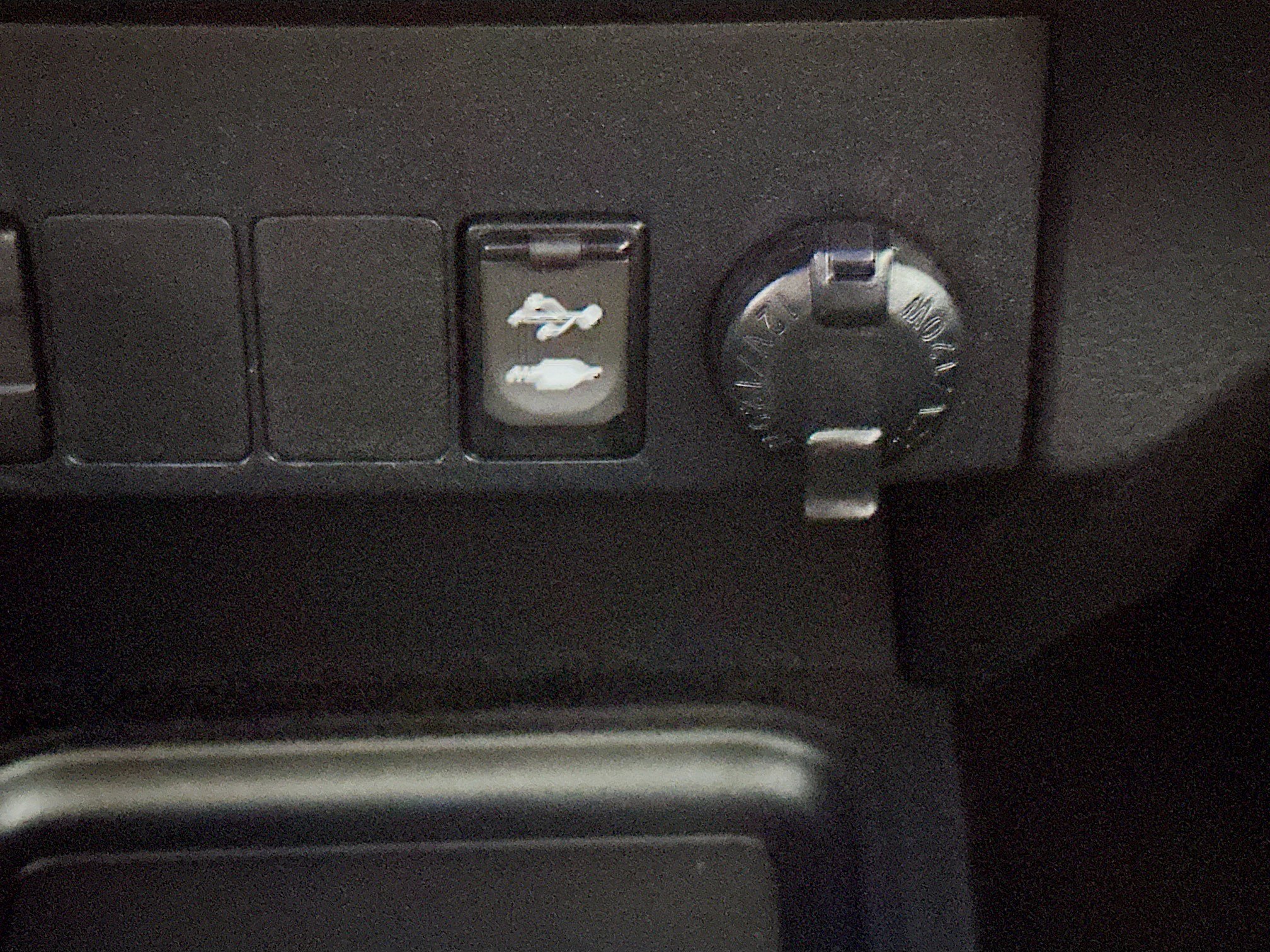 Used 2018 Toyota RAV4 Limited FWD image 26