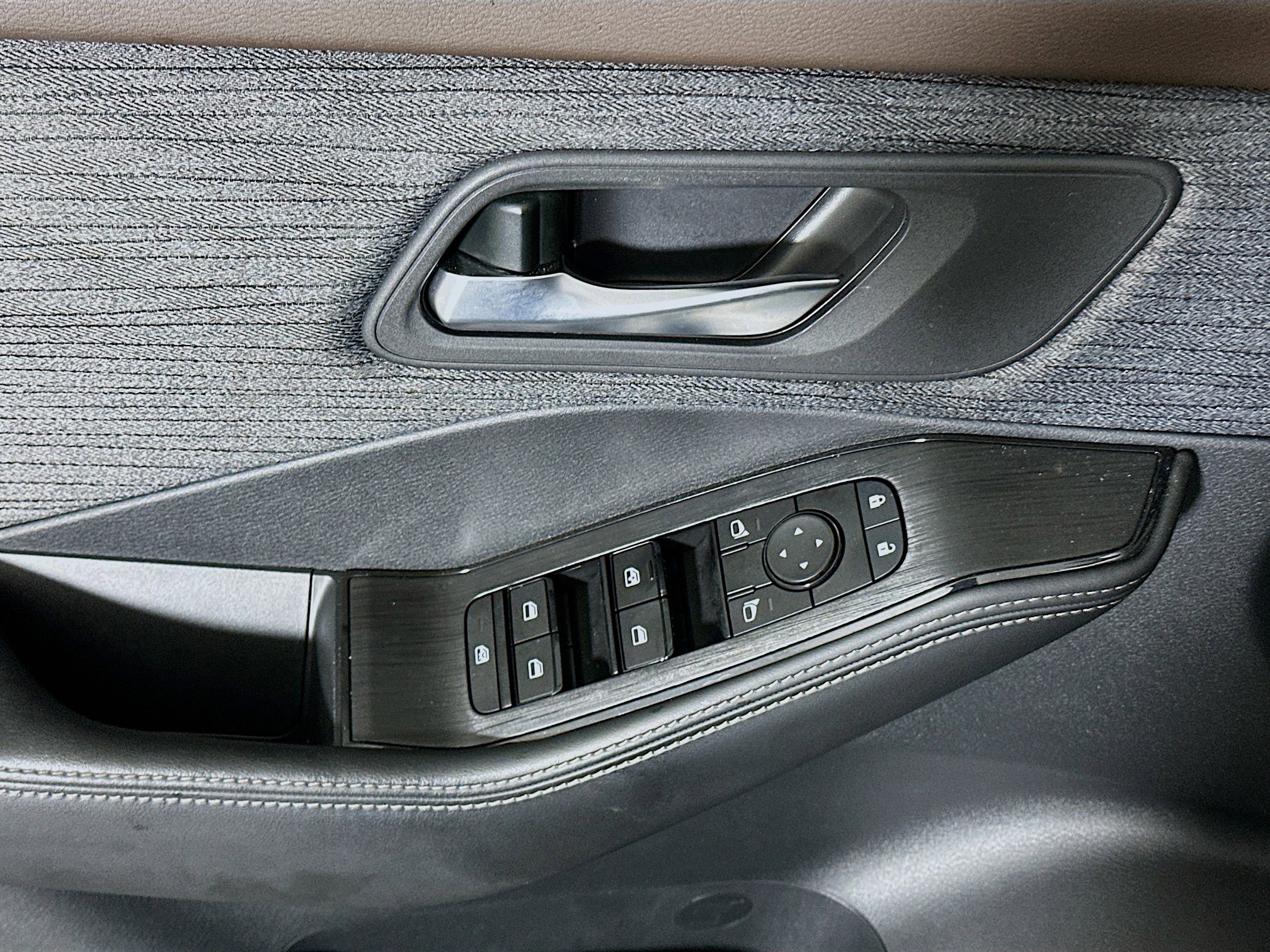 Used 2023 Nissan Rogue SV image 15