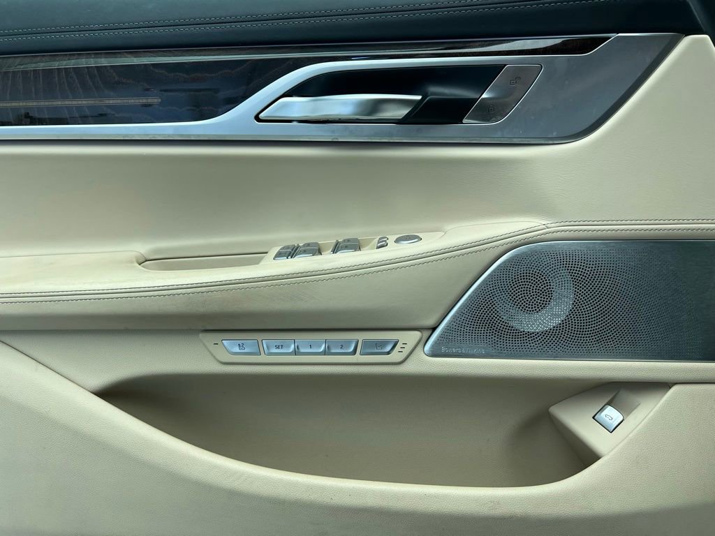 Used 2017 BMW 750i image 21