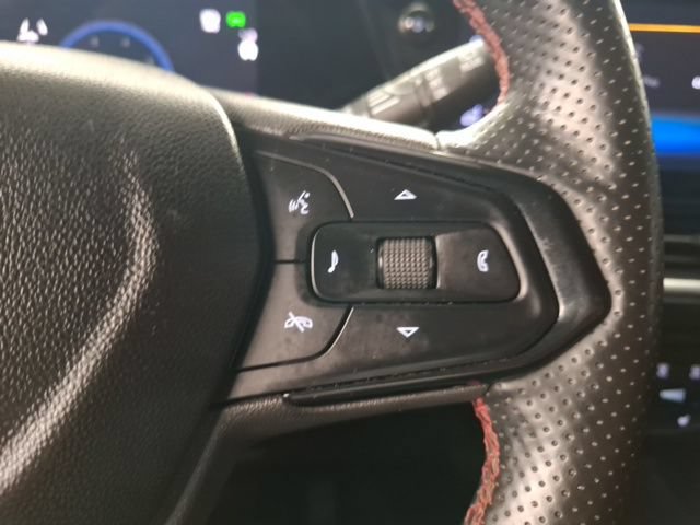 Used 2025 Chevrolet Trax RS w/ Sunroof Package FWD image 24