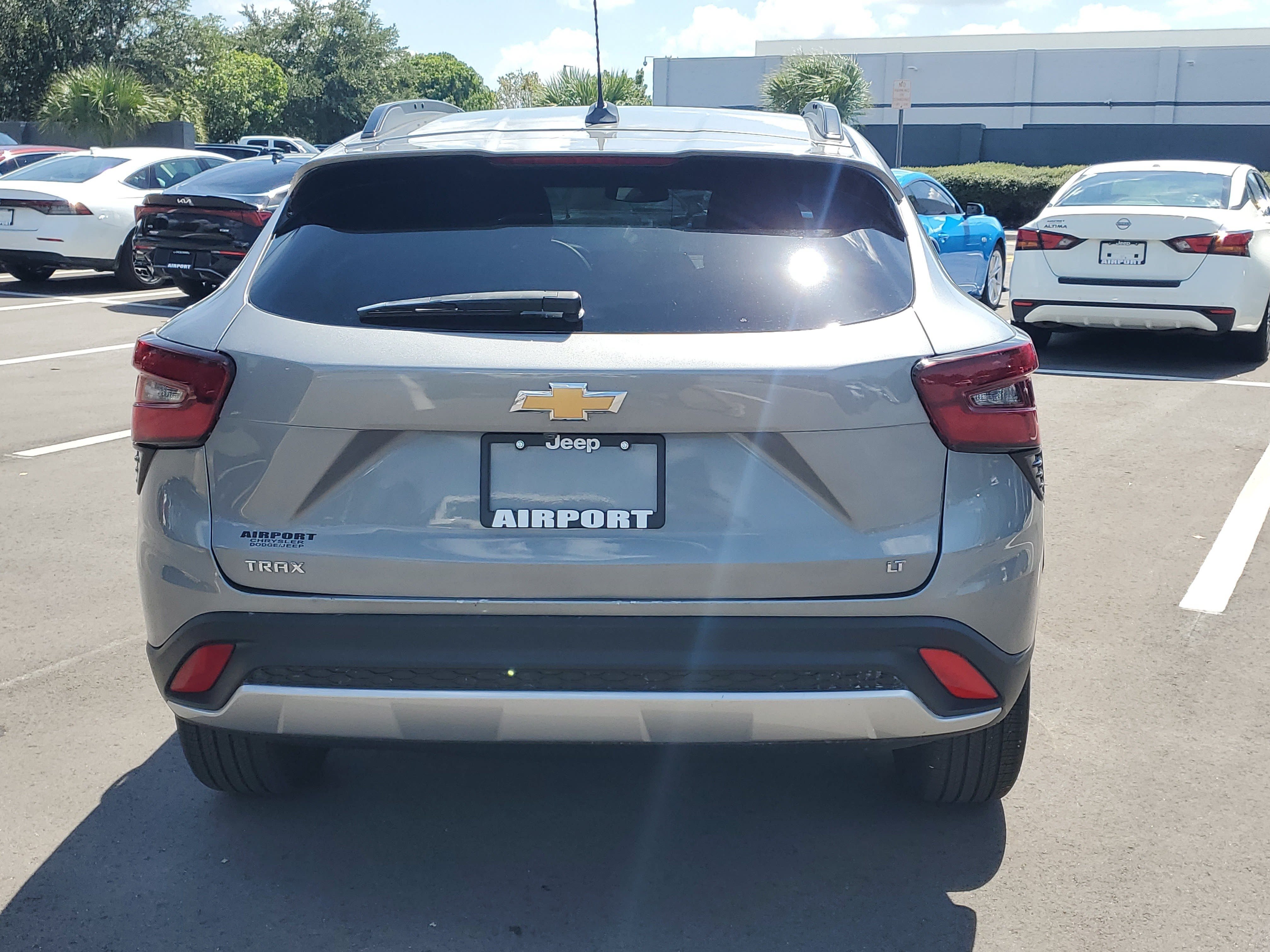 Used 2025 Chevrolet Trax LT FWD image 7