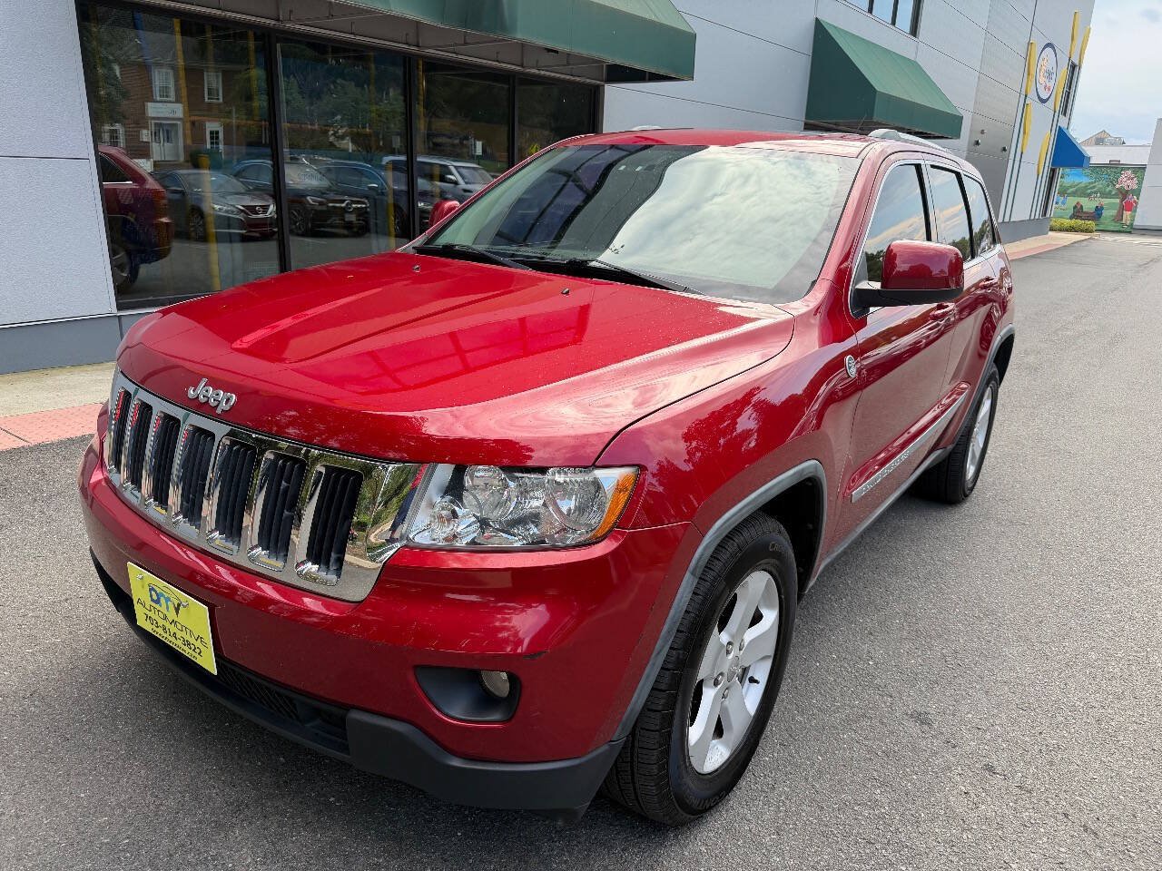 Used 2011 Jeep Grand Cherokee Laredo AWD/4WD image 2