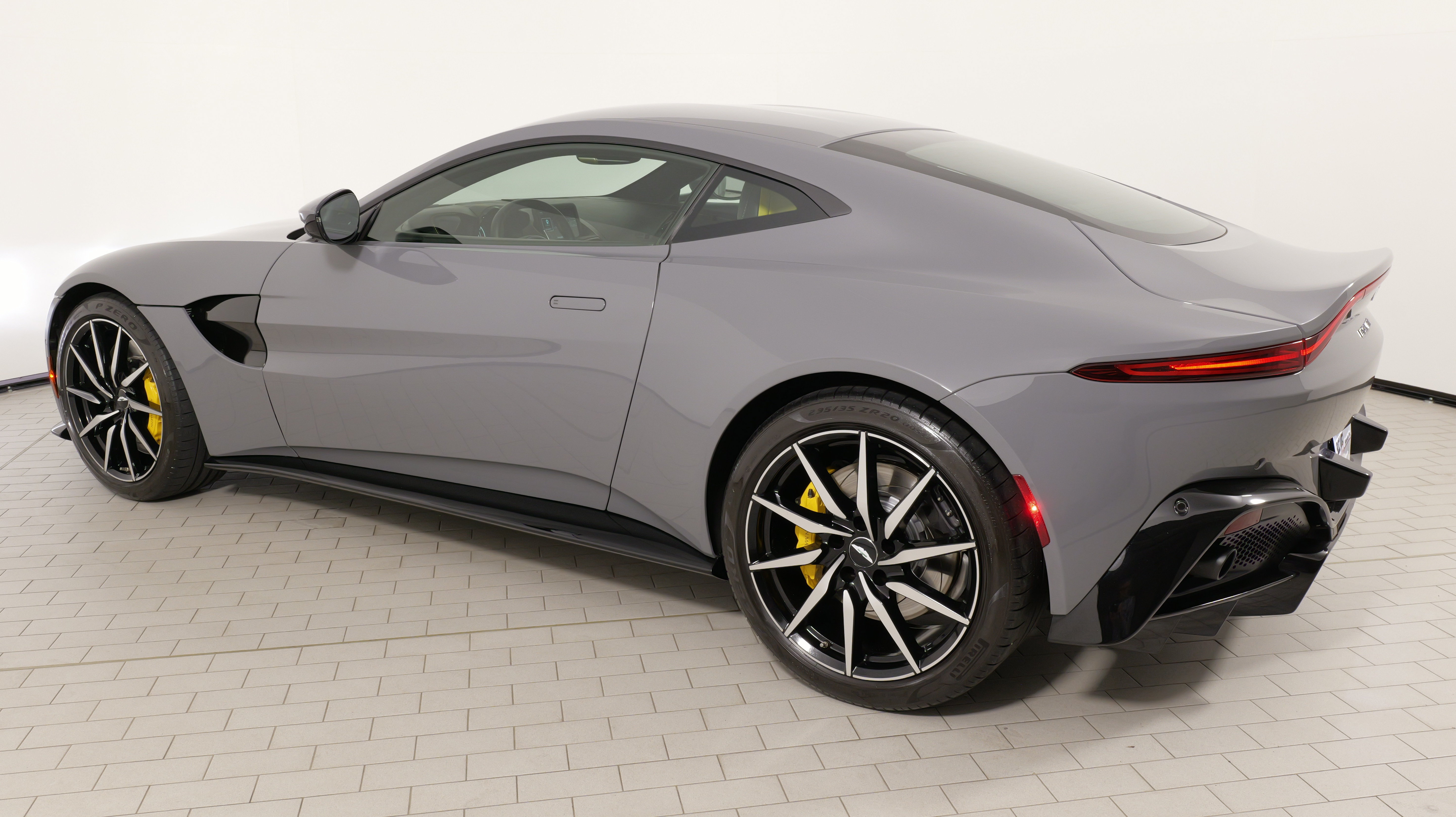 Used 2019 Aston Martin V8 Vantage Coupe RWD image 23