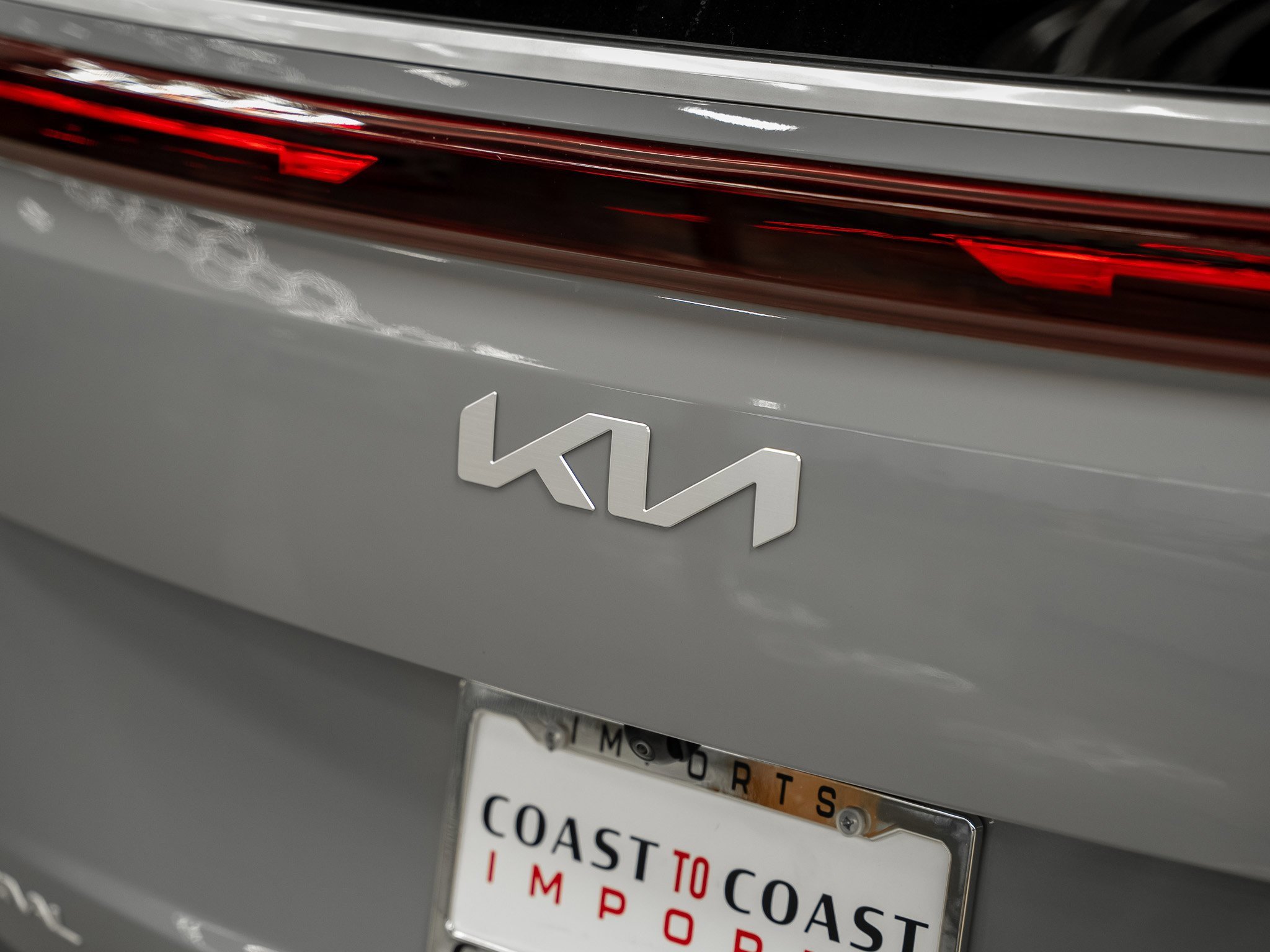 Used 2025 Kia Carnival EX image 23