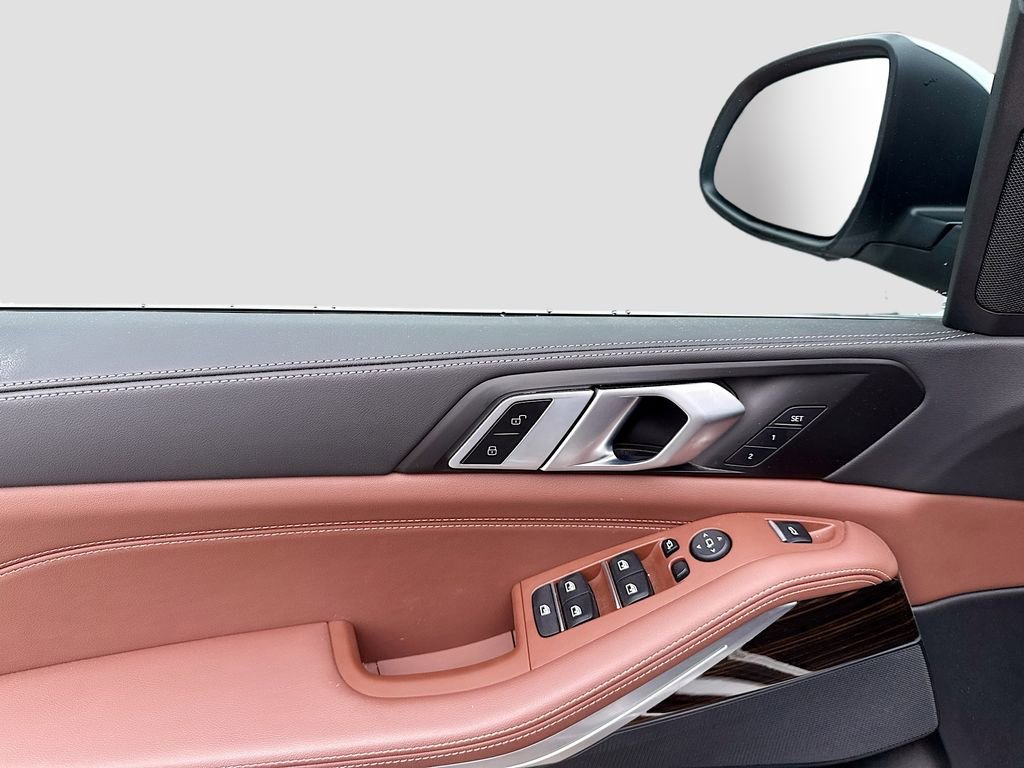 Used 2025 BMW X5 xDrive40i w/ Parking Assistance Package image 9