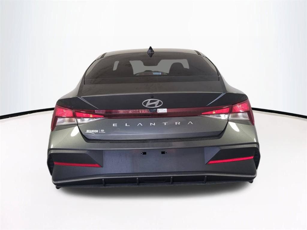 Used 2025 Hyundai Elantra SE FWD image 6