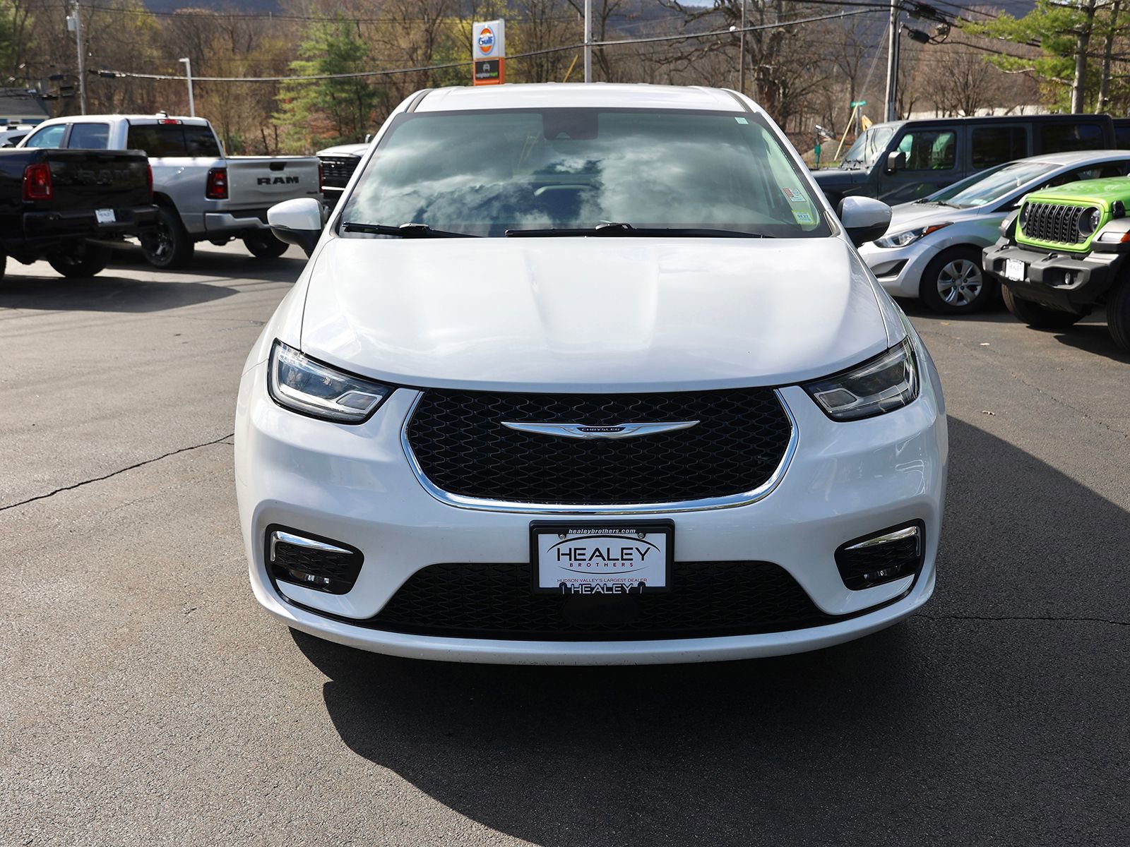 Used 2023 Chrysler Pacifica Touring-L image 2