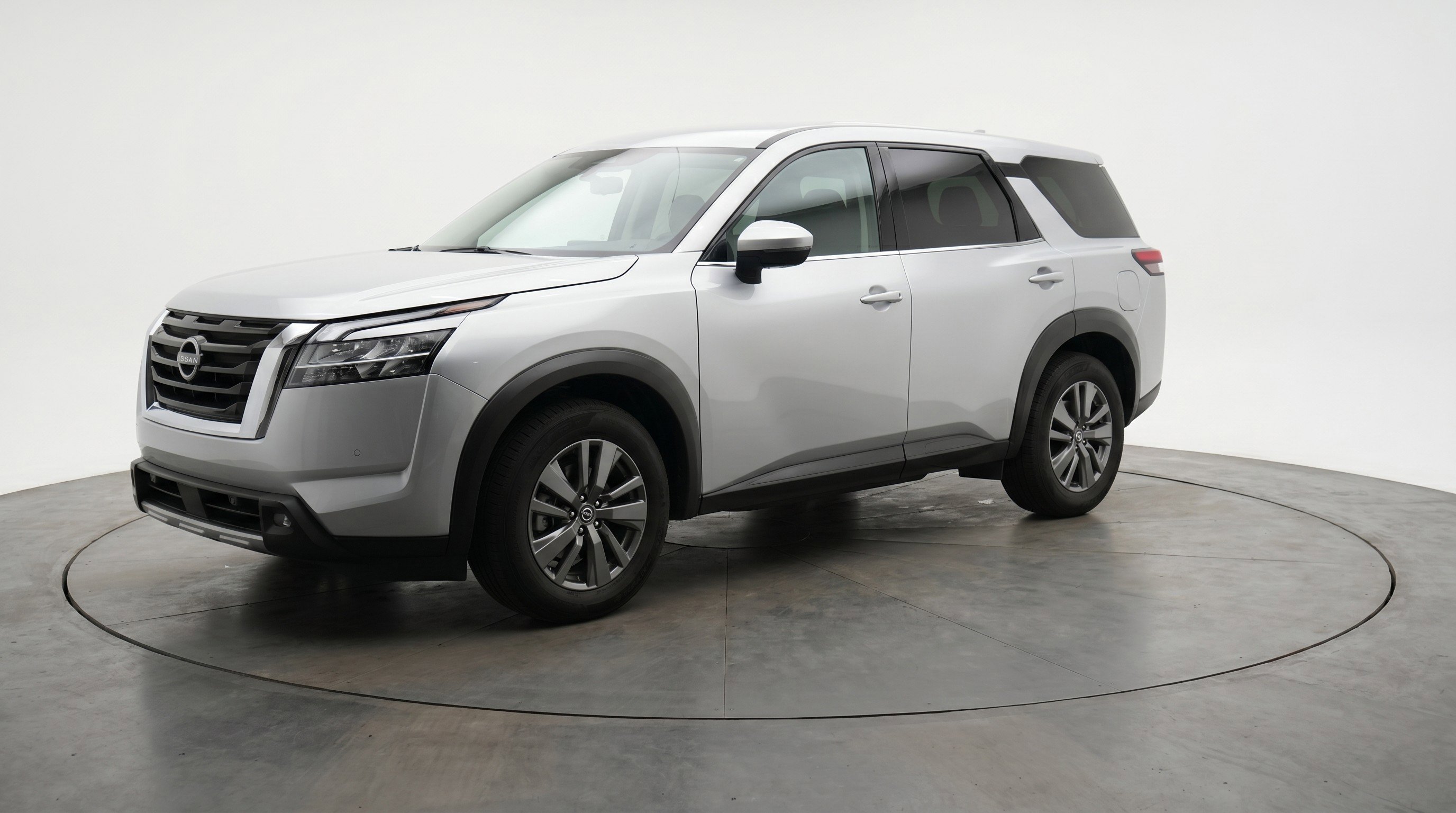 Used 2025 Nissan Pathfinder SV image 3