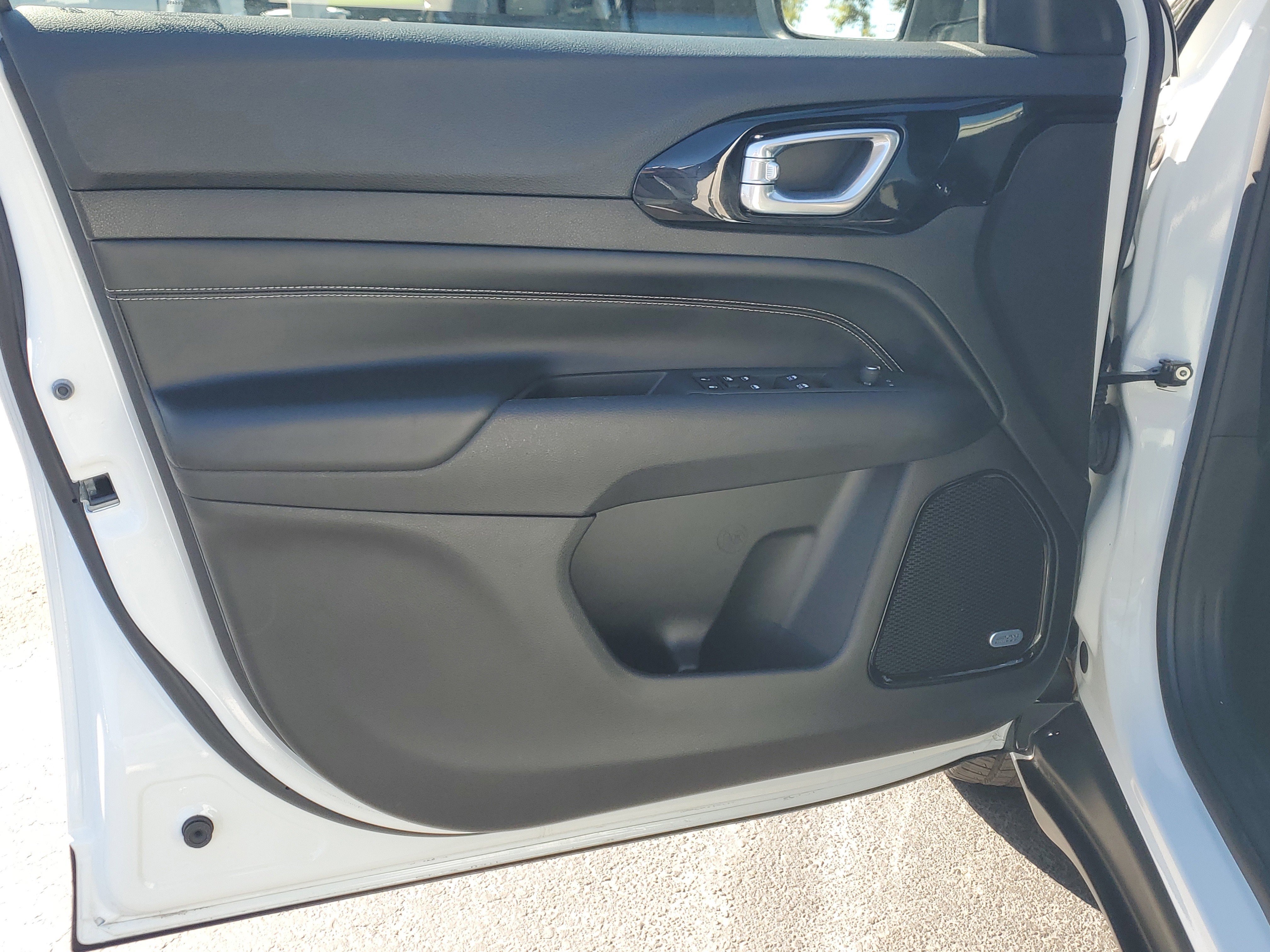 Used 2022 Jeep Compass Altitude w/ Sun and Sound Group image 17