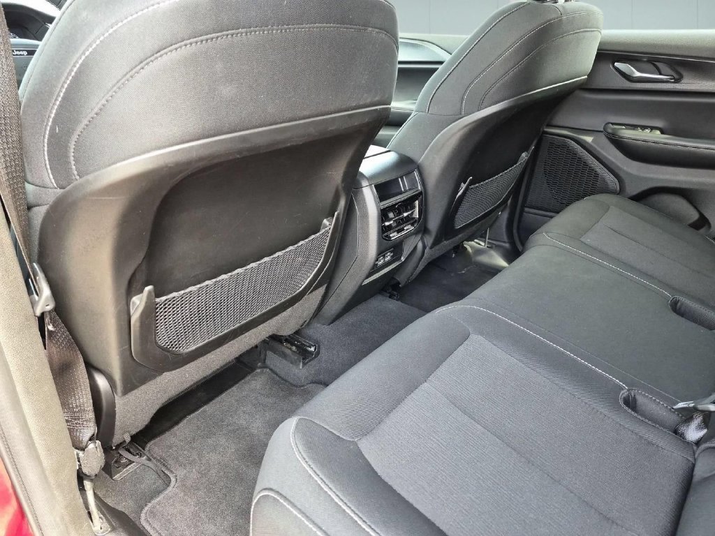 Used 2024 Jeep Grand Cherokee Laredo X AWD/4WD image 32