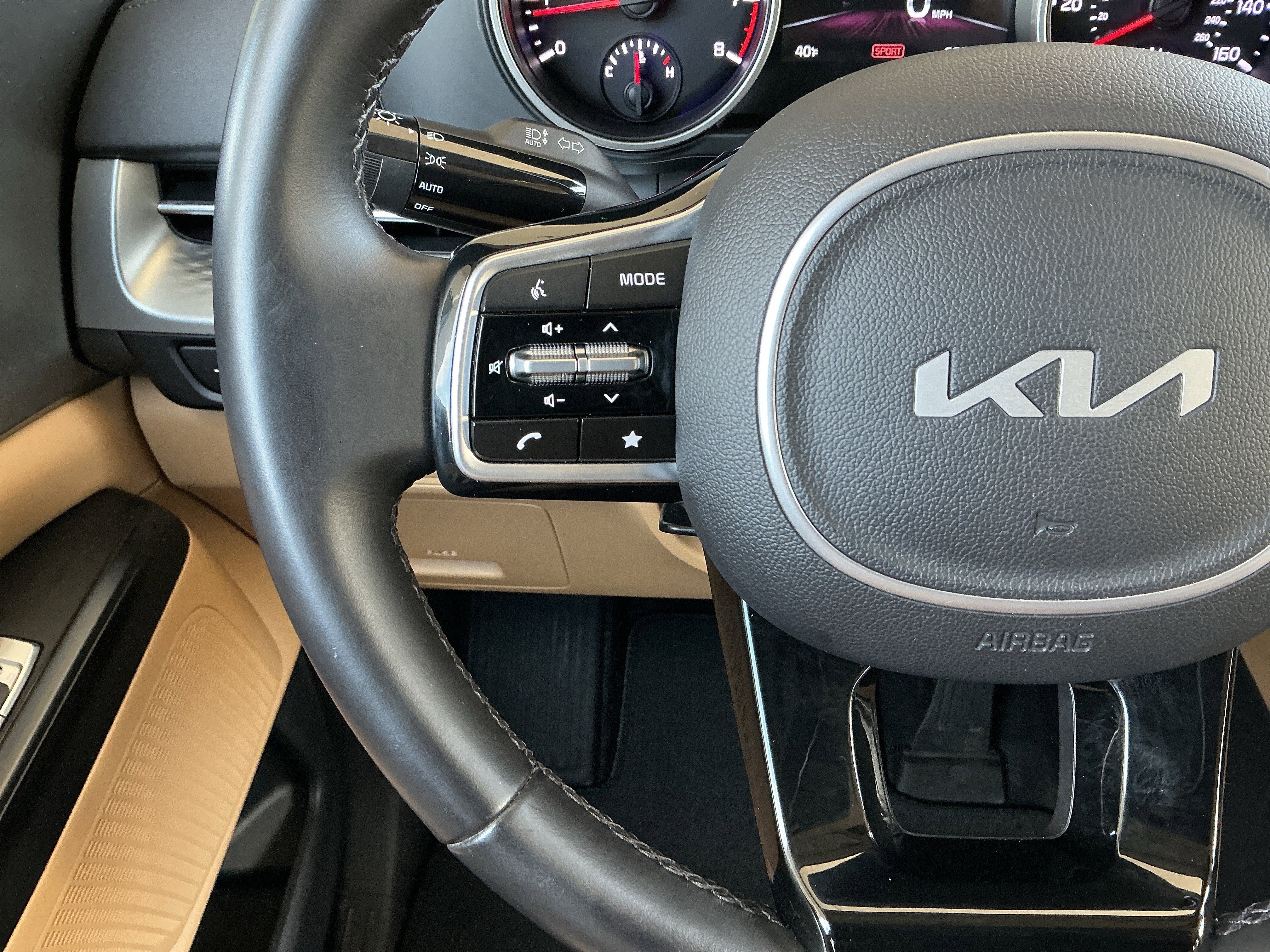 Used 2022 Kia Carnival LX image 12